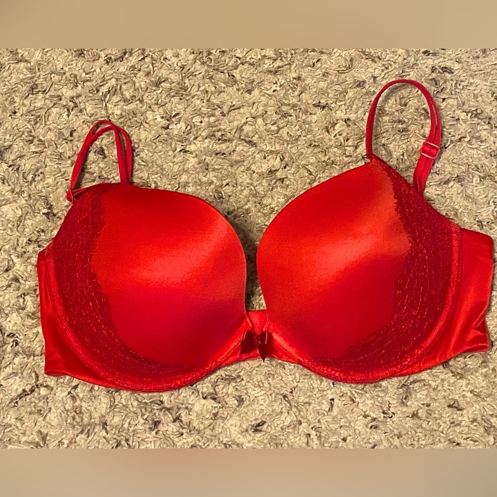 Victoria’s Secret red push up bra